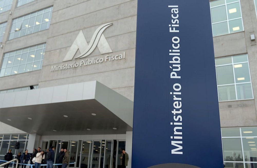 El edificio del Ministerio Público Fiscal donde funciona la Fiscalía de Delitos contra la Integridad Sexual. Estuvieron presentes el presidente de la Suprema Corte de Justicia, Dalmiro Garay; el presidente de la Cámara de Diputados, Andrés Lombardi; la presidenta provisional del Senado, Natalia Eisenchlas; el procurador general del Ministerio Público Fiscal, Alejandro Gullé; la defensora general del Ministerio Público de la Defensa y Pupilar, Cecilia Saint Andrés; el ex gobernador, Alfredo Cornejo y el ministro de Planificación e Infraestructura Pública, Mario Isgro. Prensa de Gobierno de Mendoza