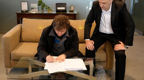 Milei volvió de Oslo y firmó su proyecto de Reforma Laboral que enviará al Senado.