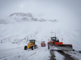 Frío en Mendoza, Villa Las Cuevas. En alta montaña se produjeron intensas nevadas y el Paso internacional Cristo Redentor se encuentra cerrado para todo tipo de vehículos. Vialidad Nacional trabaja día y noche para despejar la ruta 7 y así poder habilitar el paso.  
