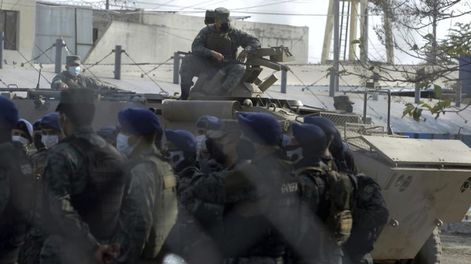 Los Andes | Efectivos en vehículos blindados custodian la penitenciaría del Litoral luego de que decenas de reclusos murieran durante un motín en una prisión en Guayaquil, Ecuador, el jueves 30 de septiembre de 2021. (Foto: José Sánchez / AP)