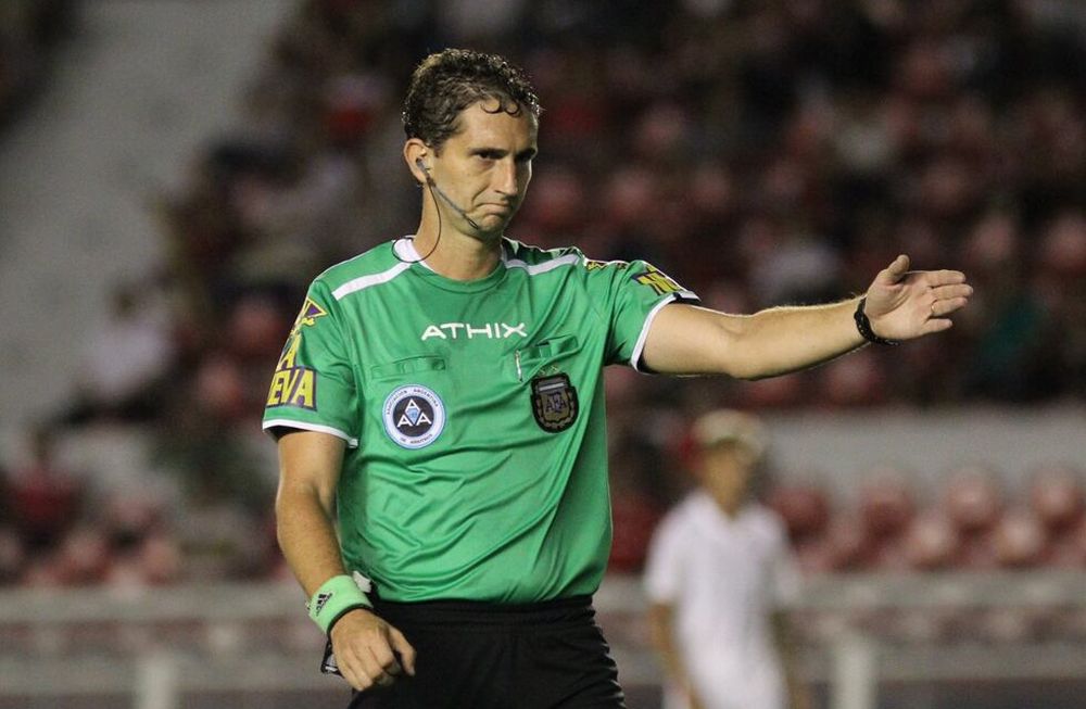 Nicolás Lamolina quedó en el ojo de la tormenta tras el cruce de Quilmes y Ferro al cobrar un penal inexistente. / Gentileza.