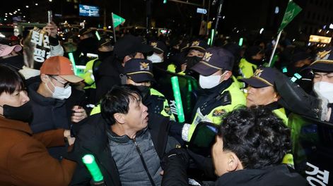 Los Andes | Los manifestantes chocan con agentes de policía durante una protesta frente a la Asamblea Nacional después de que el presidente surcoreano, Yoon Suk Yeol, declarara la ley marcial en Seúl, Corea del Sur. Foto: EFE/EPA/HAN MYUNG-GU