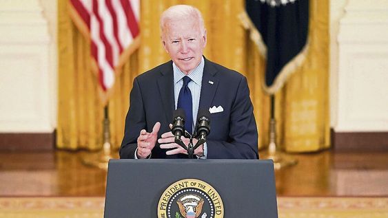 Redención. El Departamento de Justicia de Joe Biden revivió causas criminales con policías involucrados, descuidadas por Trump. (AP)