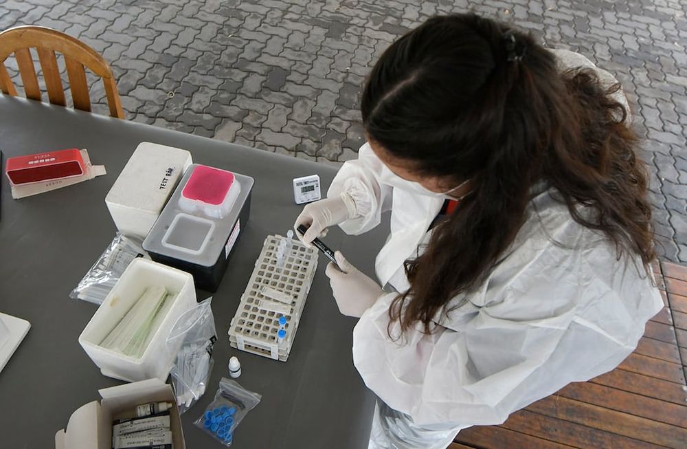 Los científicos observan la baja letalidad de la última variante registrada, sin embargo no dejan de advertir que contagiarse coronavirus puede tener consecuencias graves a largo plazo. / Foto: Orlando Pelichotti