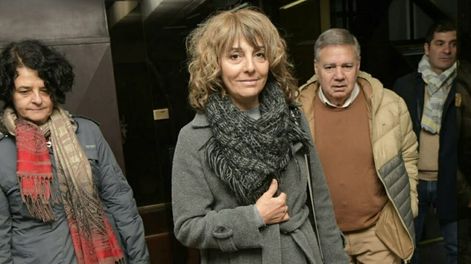 Los Andes | Claudia Iturbe, titular de Ampros, llega a la Subsecretaría de Trabajo a reunirse con representantes del Gobierno provincial. Foto: Orlando Pelichotti / Los Andes