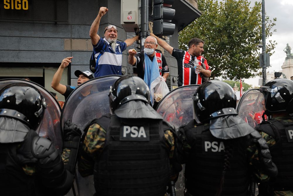 Bullrich le aplicó el derecho de admisión a 26 hinchas que tiraron piedras y cortaron calles en la marcha de los jubilados
