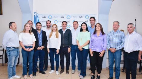 Los Andes | El PJ mantiene la unidad en el reparto de cargos legislativos. En una visita del ministro de Obras Públicas de la Nación, Gabriel Katopodis posaron todos juntos.