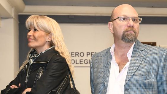 Luis Lobos ex intendente de Guaymallen y su esposa Claudia Sgró esperan por la decisión de la Sala 2 de la Corte. Foto: Orlando Pelichotti