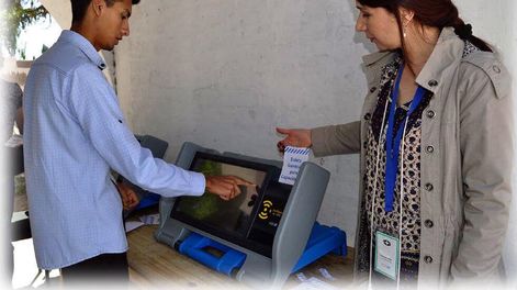 La democracia, entre las redes y los laberintos - Por Gustavo Beliz