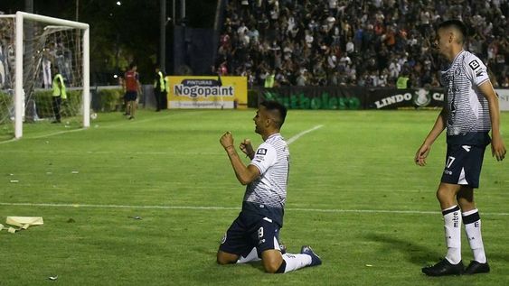 El jugador Cardozo festeja el segundo gol de Independiente Rivadavia en la última victoria (2-1) ante Brown de Adrogué. El Azul ya está clasificado al Reducido por el segundo ascenso y también a la Copa Argentina 2022. Ahora va por la hazaña. / Foto José Gutiérrez.