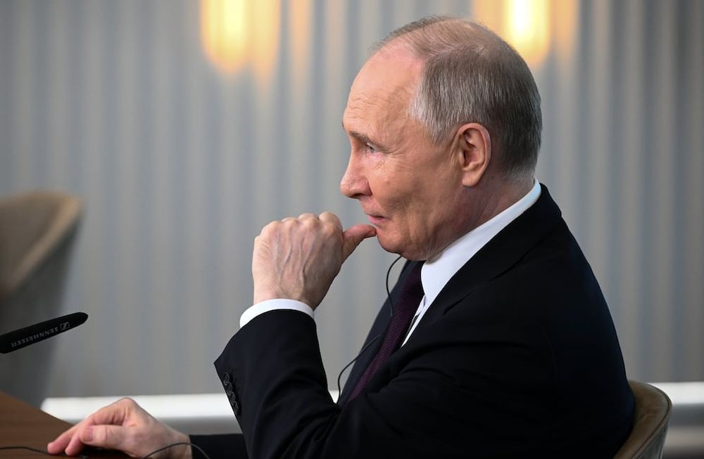El presidente de Rusia Vladímir Putin escucha a la pregunta de un periodista durante un encuentro con altos mandos de las agencias de noticias internacionales en el marco del Foro Económico Internacional de San Petersburgo, el miércoles 5 de junio de 2024, en San Petersburgo, Rusia. (Vladimir Astapkovich, Sputnik, Kremlin Pool Photo vía AP)