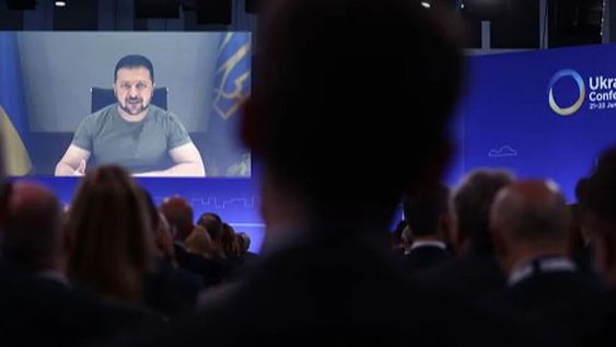 El presidente de Ucrania, Volodimir Zelenski, participando virtualmente de la conferencia que comenzó hoy en la ciudad de Londres, en Reino Unido.