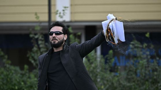 Salwan Momika quemando el Corán en Suecia en octubre de 2023. (EFE / Johan Nilsson)