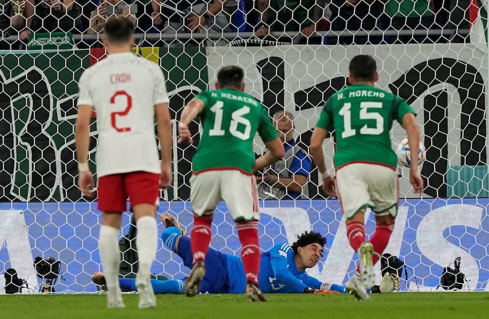 Memo Ochoa le tapó el penal a Lewandoswski (AP)