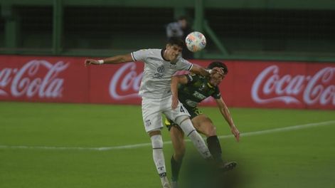 Piero Hincapié, defensor de Talleres, quien debió correrse como lateral izquierdo, no pudo evitar el centro en el gol del Halcón. / Gentileza.