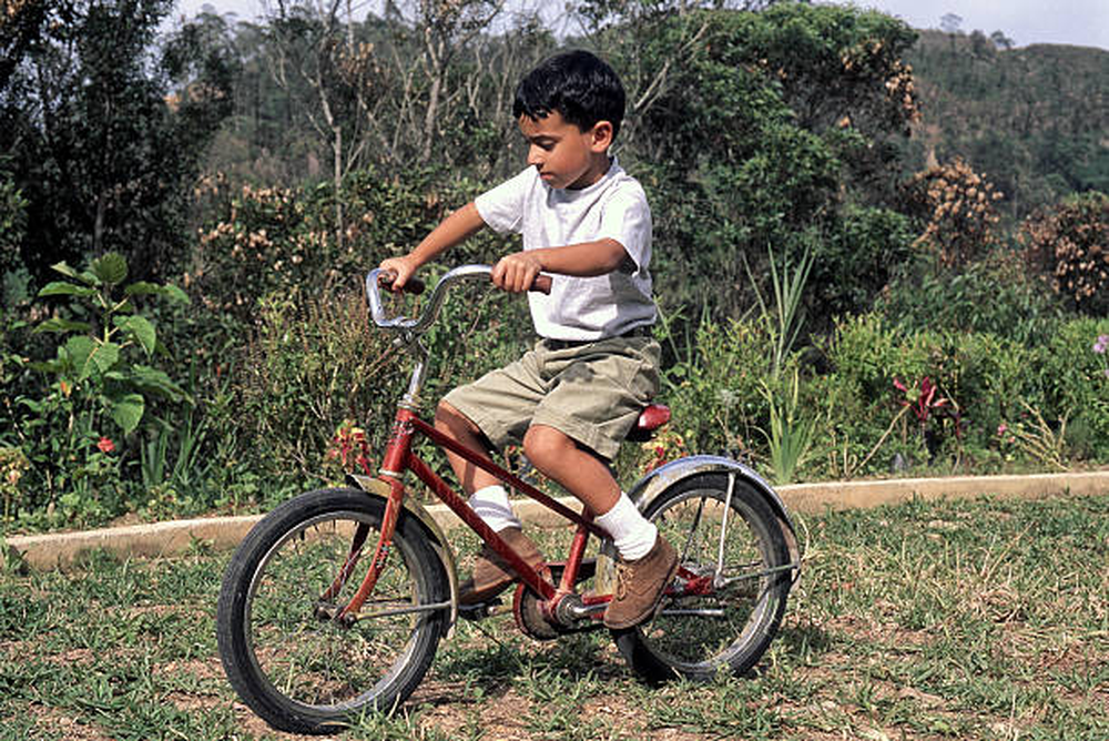 Ni&ntilde;o aprende a andar en bici.
