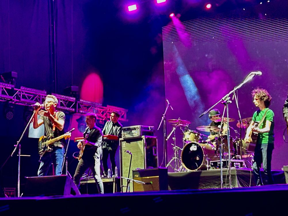 La Franela repasó sus grandes canciones y encendió los coros masivos con “Río de la Plata”, “Lo que me mata” y “Hacer un puente”.