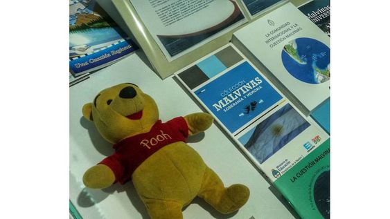 Winnie de Pooh enviado a los kelpers para navidad por el canciller Guido Di Tella (Museo de Malvinas)