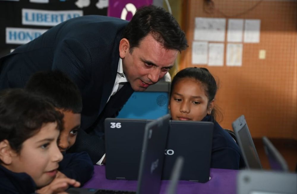 La Muni y DGE entregaron más de 900 computadoras para 31 escuelas de Godoy Cruz
