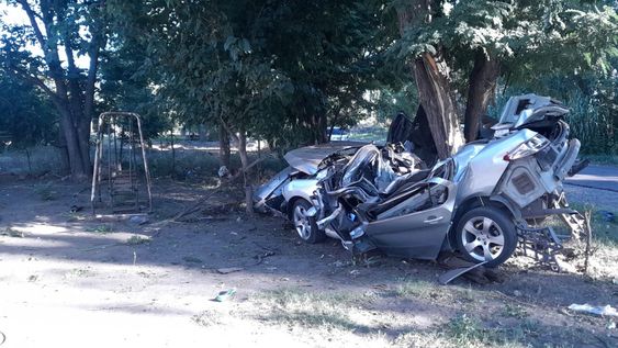 Así quedó el auto que chocó contra un árbol en Real del Padre, San Rafael. Gentileza Ministerio de Seguridad.&nbsp;