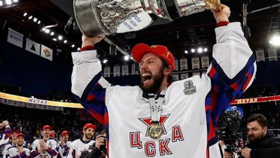 Ivan Fedotov levantando el trofeo con su equipo, que pertenece al ejército ruso. Foto: Web