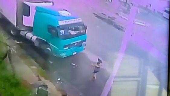 El video muestra cómo el agresor desciende del vehículo, golpea a la mujer con puños y patadas, le arroja objetos y la deja caer reiteradas veces sobre el asfalto. Luego vuelve al camión y la atropella de manera directa.