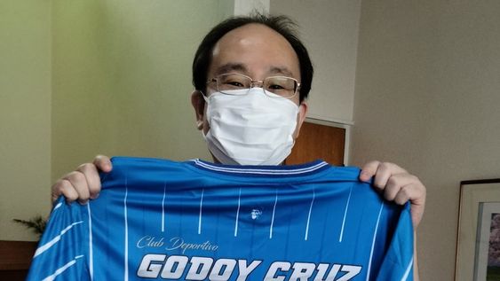 El japonés más mendocino del mundo recibió una camiseta del Tomba y otros regalos que llegaron de Mendoza. Foto: X @NagoyaArgentina