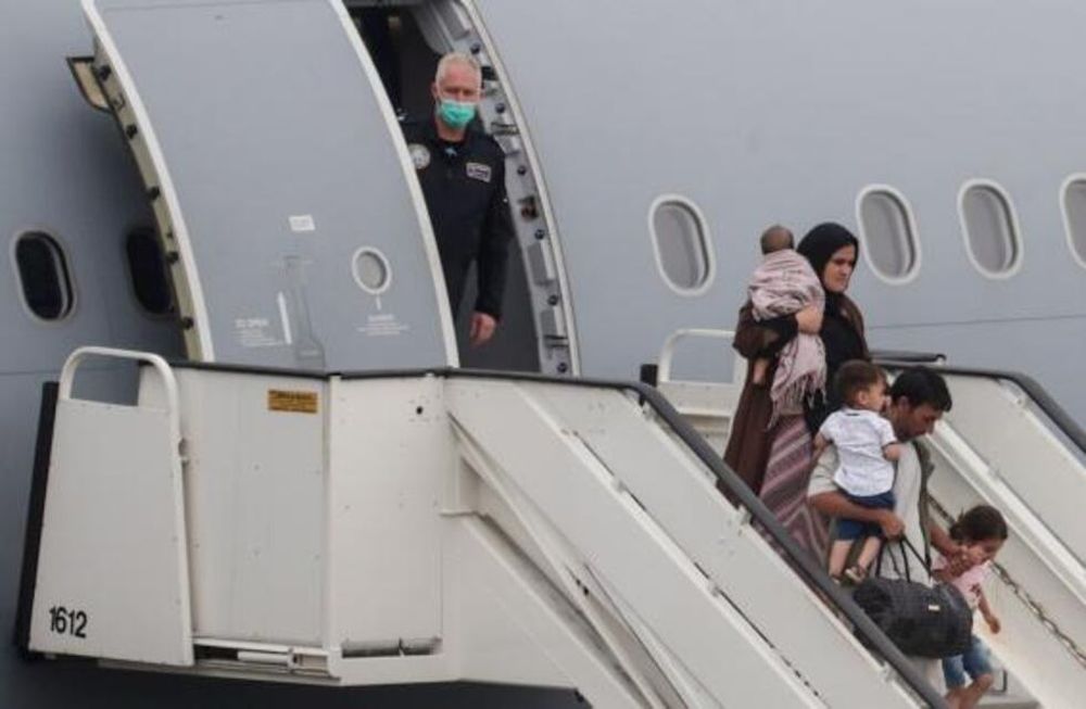 Refugiados afganos emigran a otros países con la esperanza de comenzar una nueva vida lejos de la represión de los talibanes.