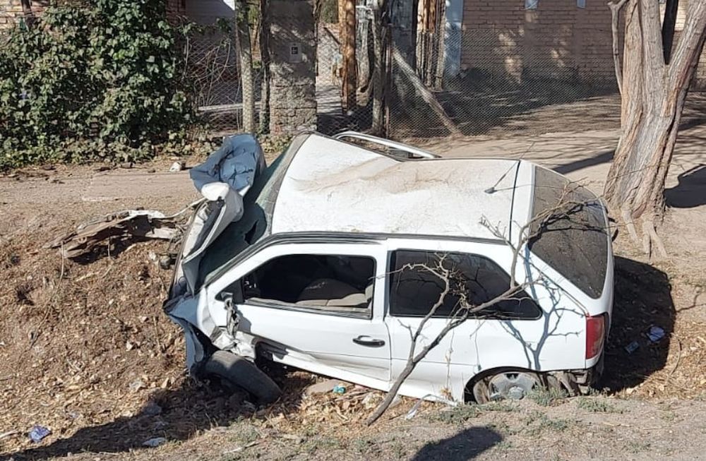 Dos terribles accidentes se produjeron durante el fin de semana. En Lavalle, un automovilista chocó contra un árbol y salió despedido. Ministerio de Seguridad.