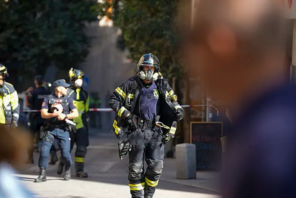 La fachada inestable obliga a avanzar con apuntalamientos y cámaras térmicas mientras ingenieros, médicos y psicólogos asisten a víctimas y familias en el perímetro de seguridad.