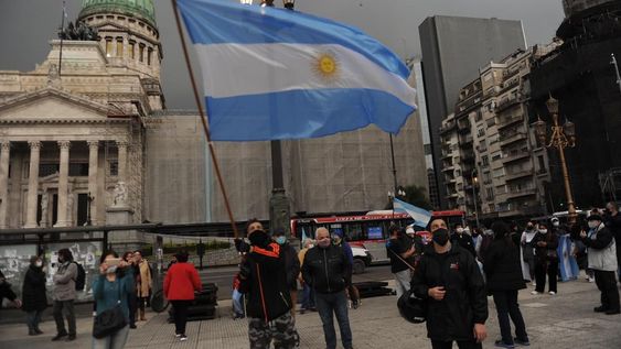 Se inicia la vigilia en la previa del tratamiento de la reforma judicial en el Congreso. Además a pedido de Cristina Kirchner sacaron el vallado del lugar. Federico López Claro / Corresponsalía