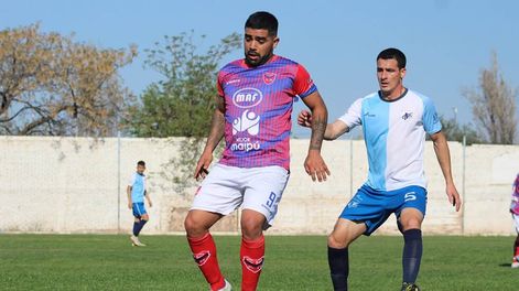 Los Andes | Paridad. Leandro Valenti (9), delantero de Rodeo del Medio, aguanta el balón ante la marca de Leonardo Espíndola (5), del CEC. En Gutiérrez hubo empate agónico del Toponero.