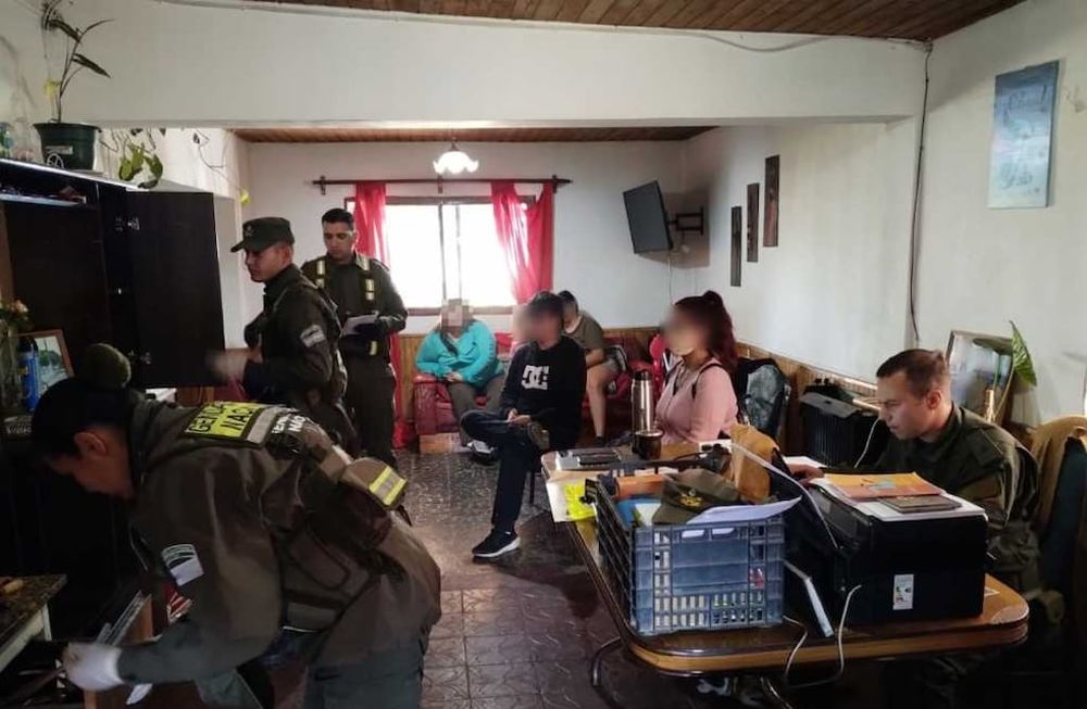 Los detenidos durante el procedimiento realizado por orden del fiscal Giaroli. / Gentileza Gendarmería Nacional.