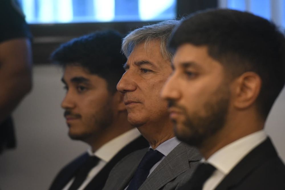 El exjuez Walter Bento escuchó las condenas en la sala de Tribunales Federales junto a sus hijos Nahuel y Luciano. Foto: Ramiro Gómez.