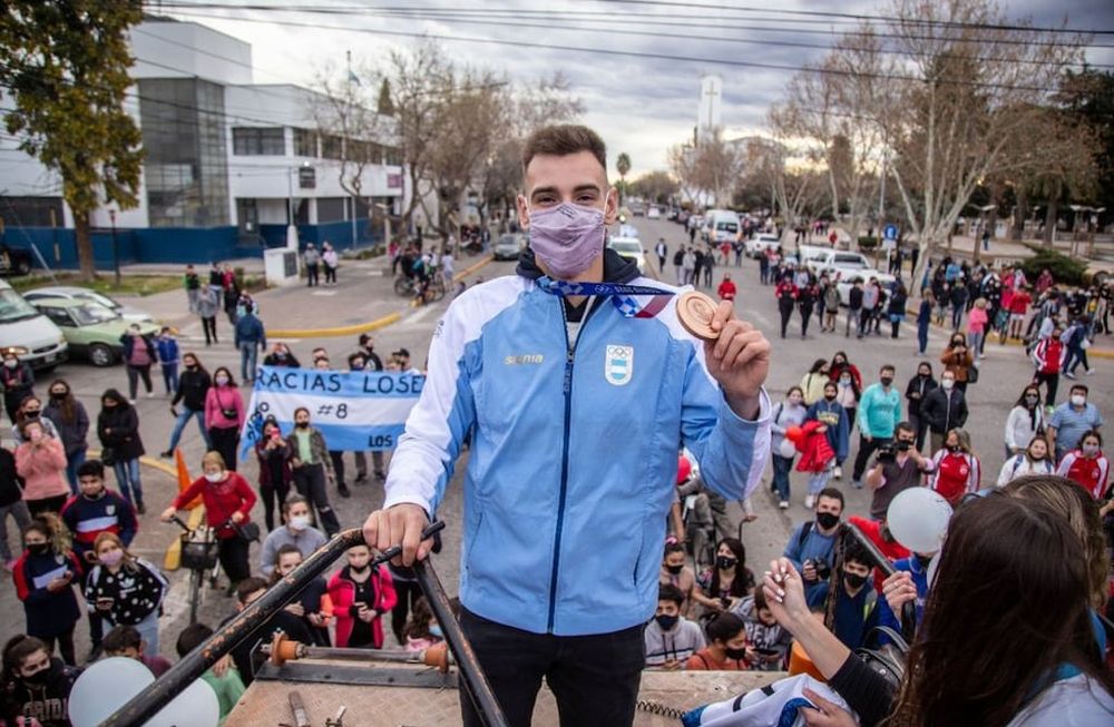 Agustín Loser, medalla de bronce con el voley argentino en Tokio 2020, llegó a su ciudad General Alvear y fue recibido con honores. Foto: Municipalidad de General Alvear