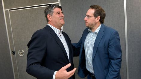 Los Andes | El vicegobernador Mario Abed por el oficialismo y el senador Lucas Ilardo por el peronismo, dejan sus lugares. Foto: Orlando Pelichotti / Los Andes