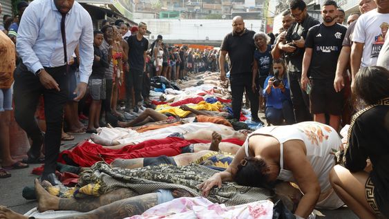 Los vecinos del complejo de favelas Penha, en Río de Janeiro, hallaron más de 50 cuerpos un día después del operativo policial más mortífero registrado en la historia de la ciudad.