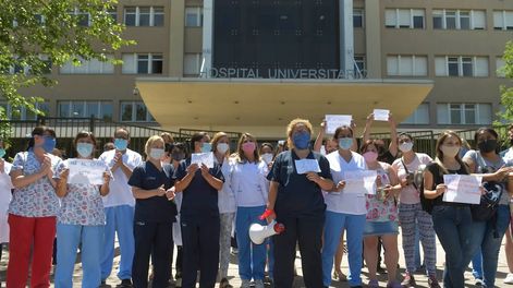 Los Andes | Personal del sector que quedó fuera de servicio criticó la decisión universitaria. Son 46 contratados y 14 de planta / Orlando Pelichotti