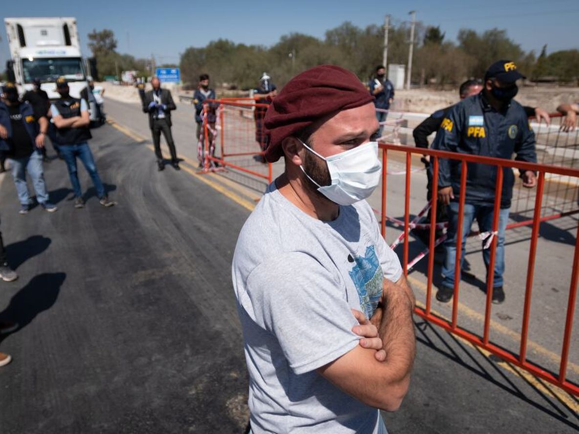 Mendoza 29 de septiembre  de 2020 SociedadDesaguadero, La PazProtesta. Negocian que productores de Mendoza para encontrar una soluciónSolo en desaguadero unos 100 productores agropecuarios que piden la libre circulacion por las rutas nacionales al ser considerados trabajadores esenciales. El conflicto se replica en todos los límites de la provincia.Foto: Ignacio Blanco / Los Andes