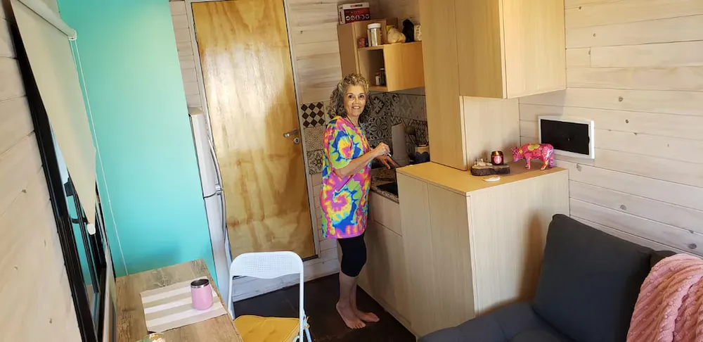 Se montó en 90 días y cuesta $20.000.000 así es la casa container de 15 m² de una jubilada en el interior de Córdoba (2)