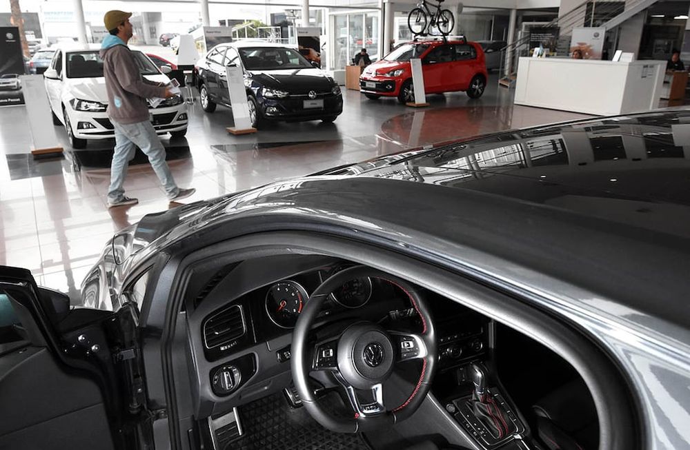 El impuesto al dólar abre una puerta para conseguir autos más baratos: ¿cómo hacerlo?