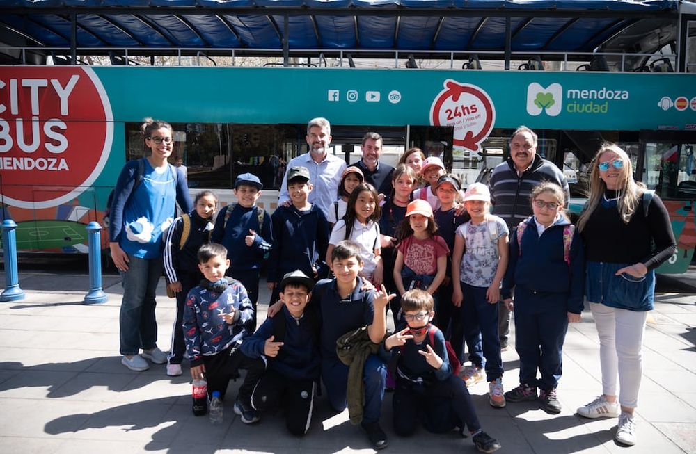 El bus turístico escolar recorre la Ciudad de Mendoza