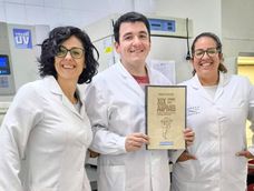 Un equipo de investigadores de Mendoza fue reconocido por un proyecto que permite identificar cambios genéticos y proteicos capaces de predecir la progresión de lesiones orales. Lidera el trabajo Flavia Bruna, doctora en Biología y profesional principal del CONICET (izquierda). Junto a ella, los investigadores Matías Ferrando y Leila Zyla. Foto: Gentileza