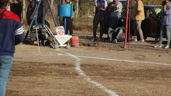 El partido en la cancha de Rodeo del Medio se suspendió por la incorrecta marcación del campo de juego, que lucía en un estado realmente deplorable. Foto: Prensa Gutiérrez.