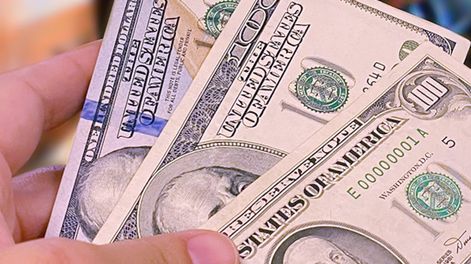 En las carteleras de las casas de cambio del centro, el precio de venta es de $ 207,87 (a $ 1,30 más que el valor de la coticación oficial),