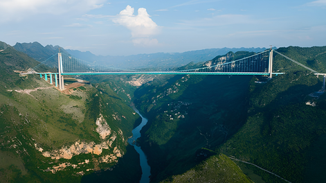 El puente más largo del mundo está en China y se extiende entre montañas.