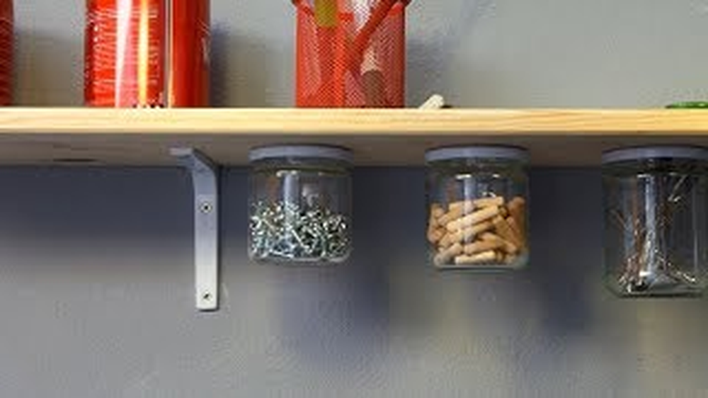 Un truco simple transforma tapas met&aacute;licas recicladas en soluciones pr&aacute;cticas para el hogar diario.