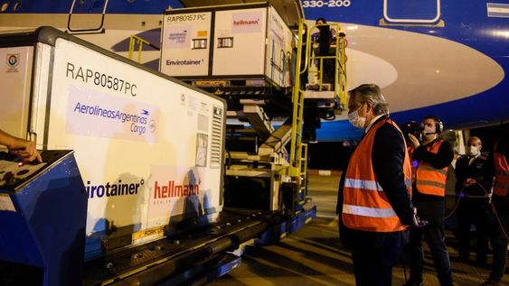 El presidente Alberto Fernández recibió este jueves por la noche el cargamento de vacunas Sinopharm que completa los 10 millones de dosis llegadas al país.