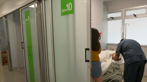 El total de casos en Argentina descendió levemente y este miércoles se registraron 12.725 positivos. - Orlando Pelichotti / Los Andes
