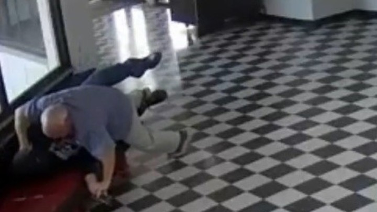 Histórico accionar: se abalanzó sobre un alumno armado y evitó un tiroteo en una escuela de Estados Unidos